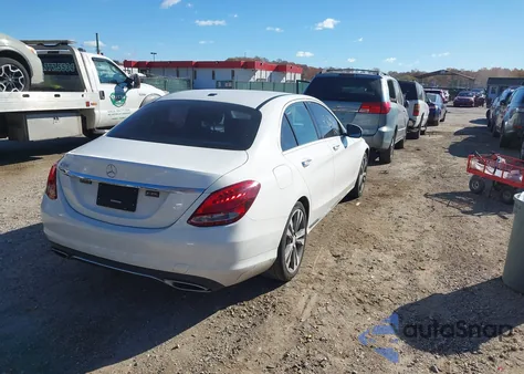 2016 Mercedes-Benz C 300 z USA, uszkodzony, nr VIN 55SWF4JB7GU122154